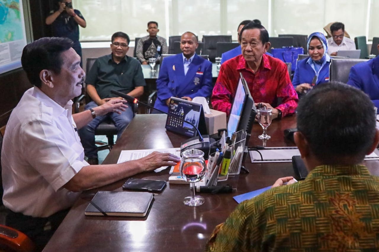 Rapat Internal Dipimpin Menko Kemaritiman Luhut B. Pandjaitan