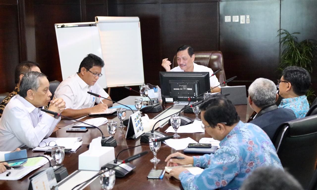 Menko Luhut Rapat Pemanfaatan CPO dalam Subsitusi BMM Menko Luhut Rapat Pemanfaatan CPO dalam Subsitusi BMM