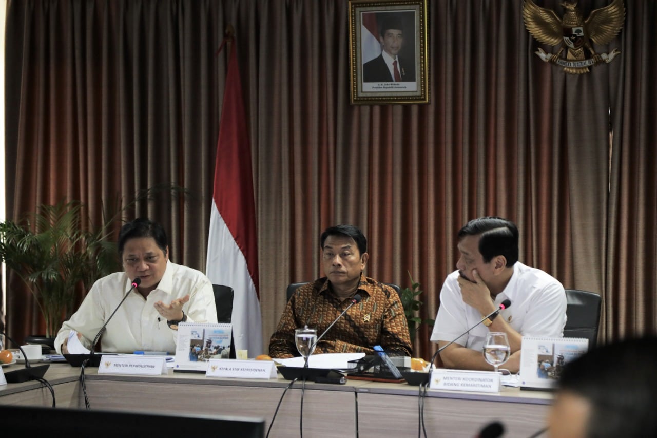 Menko Luhut Pimpin rapat Penyelesaian Rancangan Perpres tentang Percepatan Program Kendaraan Bermotor Listrik berbasis Baterai untuk Transportasi Jalan Menko Luhut Pimpin rapat Penyelesaian Rancangan Perpres tentang Percepatan Program Kendaraan Bermotor Listrik berbasis Baterai untuk Transportasi Jalan