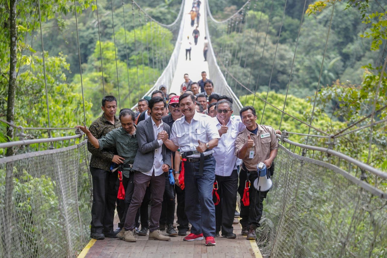 Di Sukabumi, Menko Luhut Resmikan Jembatan Gantung Terpanjang Se-Asia Tenggara
