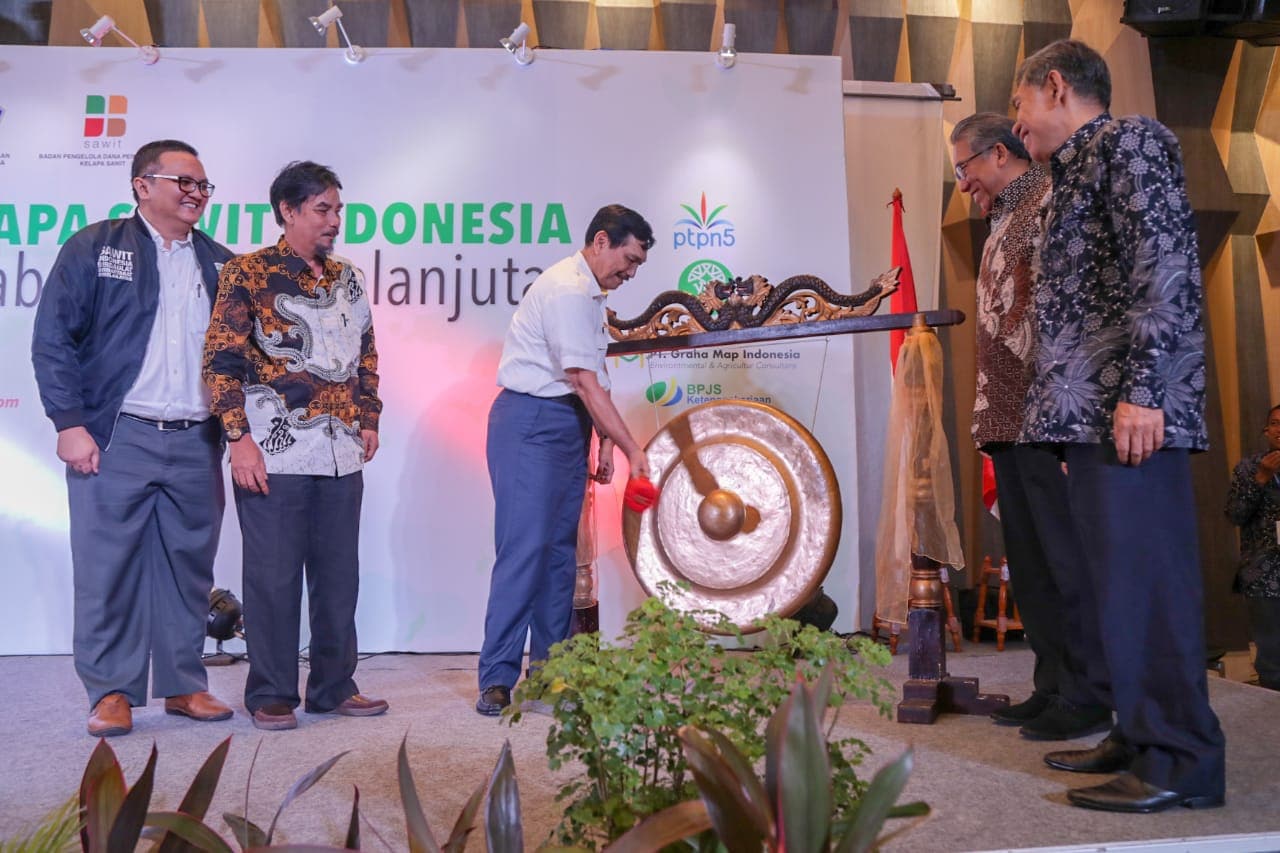 Menko Luhut Hadiri Pertemuan Nasional Petani Kelapa Sawit Indonesia di Jakarta