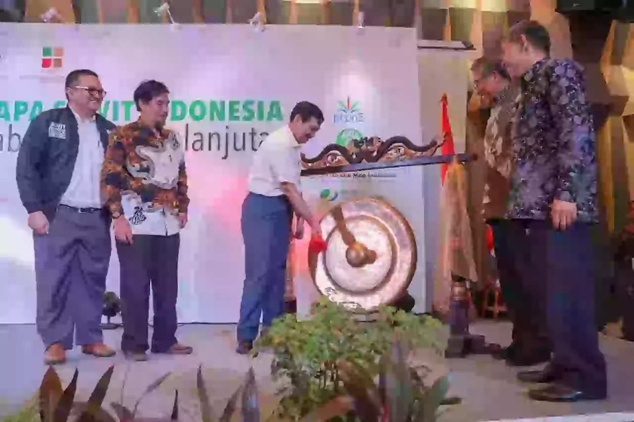 Menko Luhut Hadiri Pertemuan Nasional Petani Kelapa Sawit Indonesia di Jakarta Menko Luhut Hadiri Pertemuan Nasional Petani Kelapa Sawit Indonesia di Jakarta