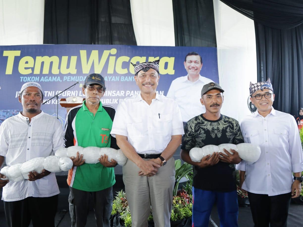 Menko Luhut Dorong Masyarakat Manfaatkan Teknologi Menko Luhut Dorong Masyarakat Manfaatkan Teknologi