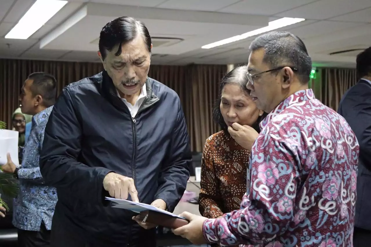 Menko Luhut Rakor Percepatan Penyelesaian Aturan Turunan UU No 32 Tahun 2014 1-19