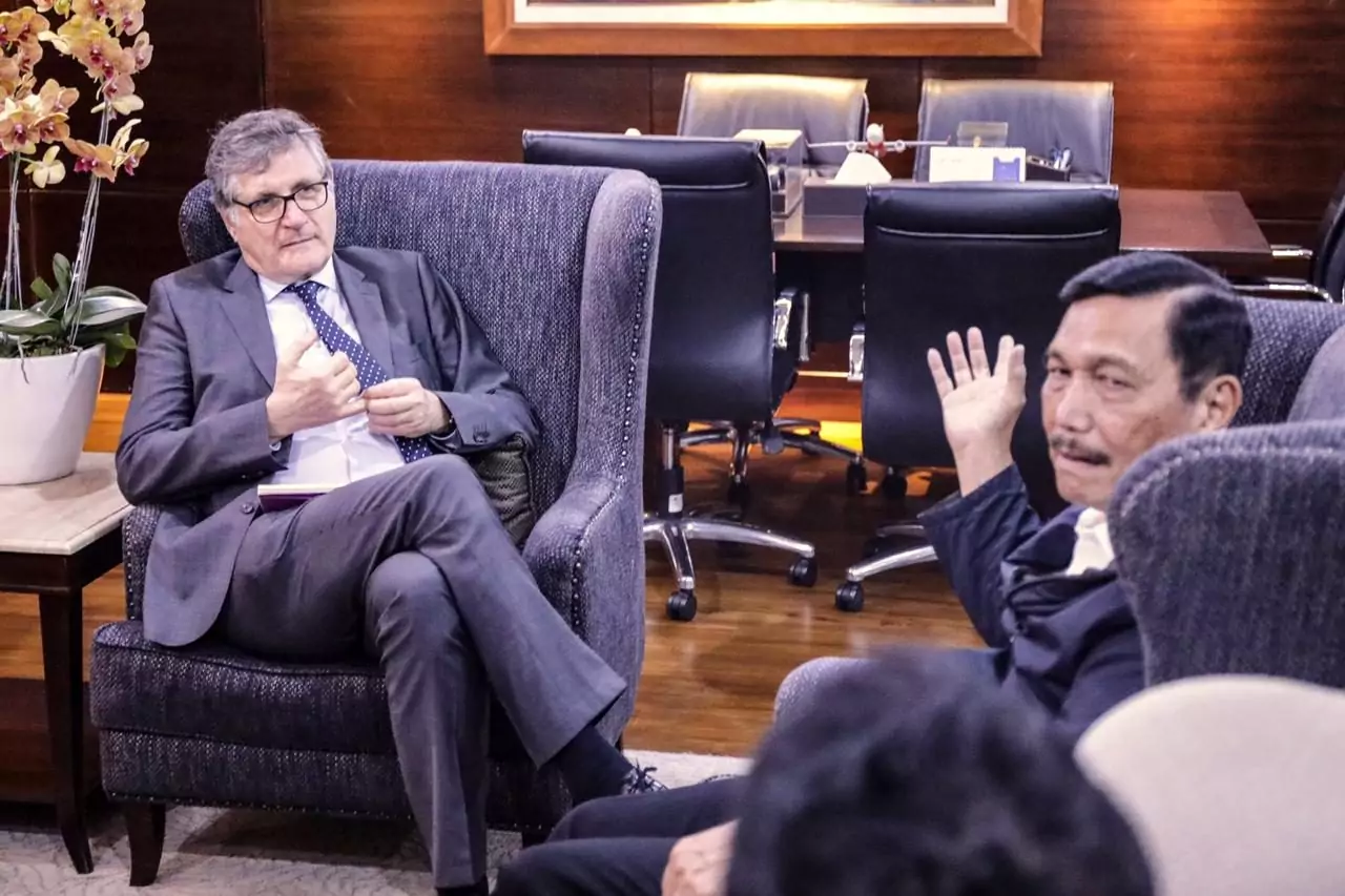 Menko Luhut Menerima Dubes Jerman di Kantor Maritim 2