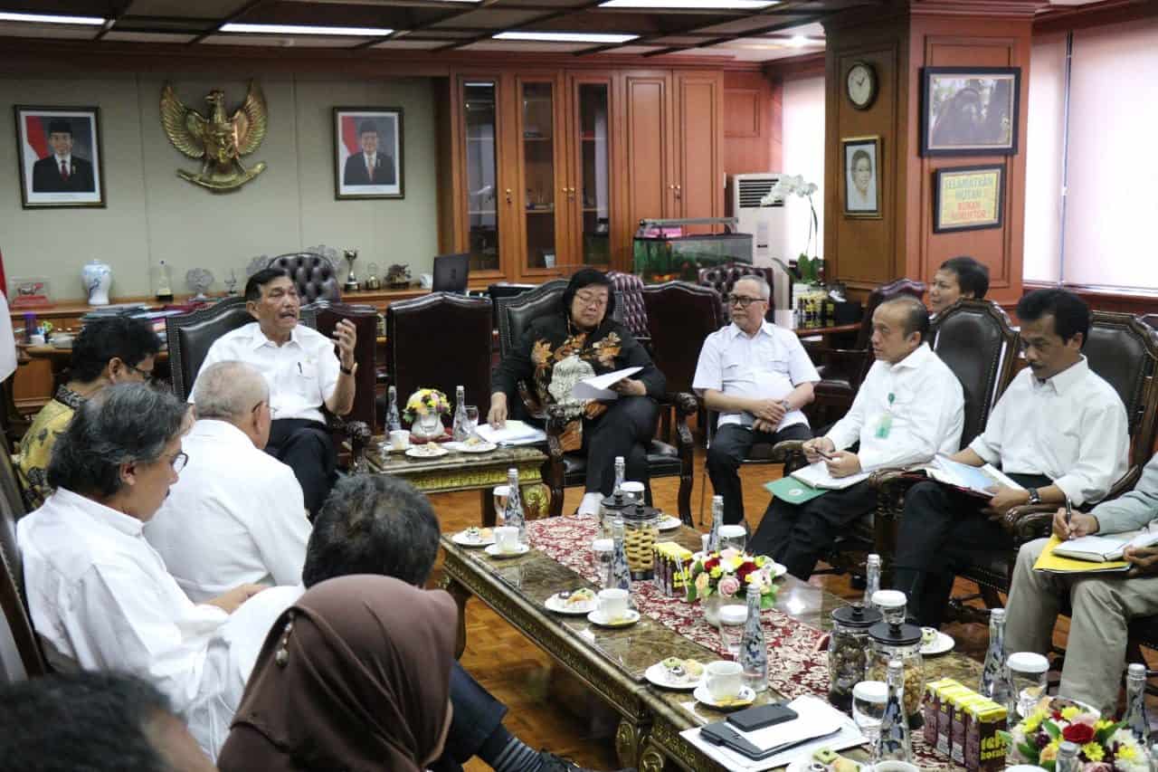 Menko Luhut B. Pandjaitan Meeting bersama Menteri LHK, Siti Nurbaya Bakar di Gedung Manggala Wanabakti Jakarta Menko Luhut B. Pandjaitan Meeting Bersama Menteri Lhk, Siti Nurbaya Bakar Di Gedung Manggala Wanabakti, Jakarta