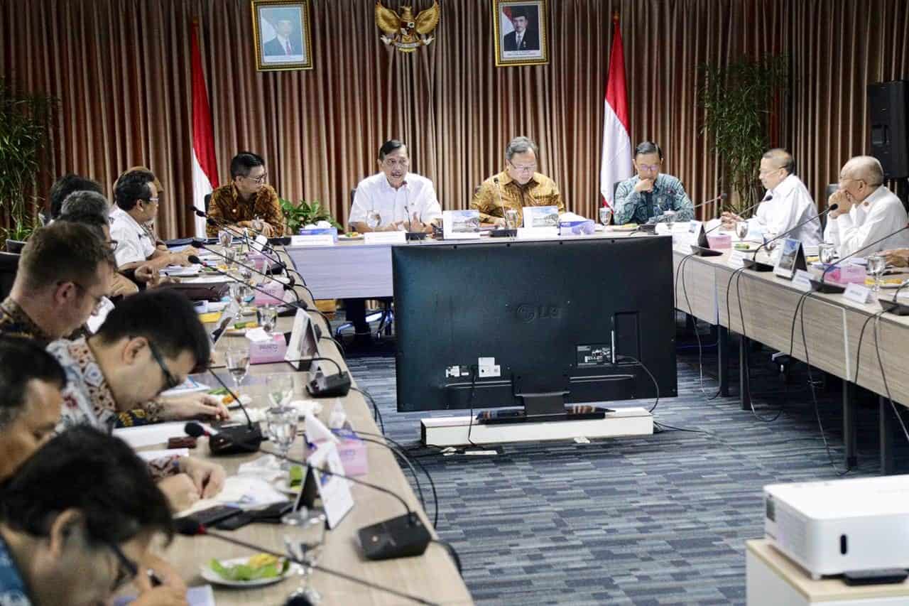 Menko Luhut Rakor Terkait Pengembangan Pembangkit Listrik Tenaga Air di Kalimantan Utara, di Kantor Maritim Auto Draft