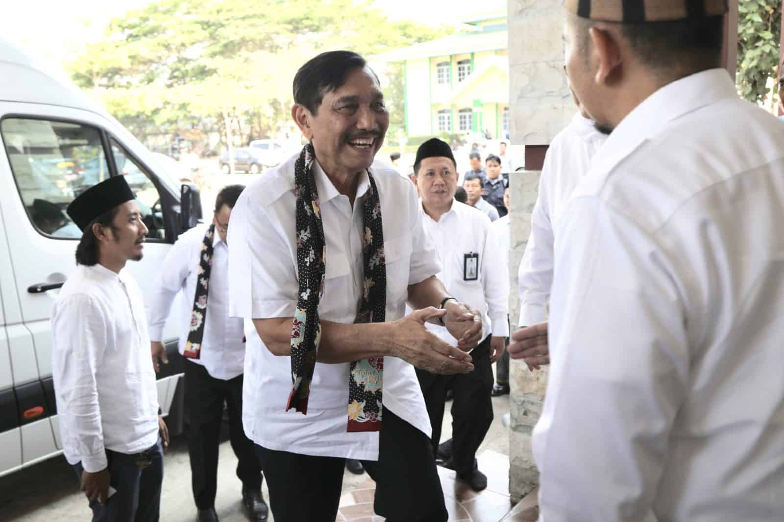 Bersama Gubernur Jawa Timur, Menko Luhut Silaturahmi ke Dua Pondok Pesantren di Kediri Bersama Gubernur Jawa Timur, Menko Luhut Silaturahmi ke Dua Pondok Pesantren di Kediri