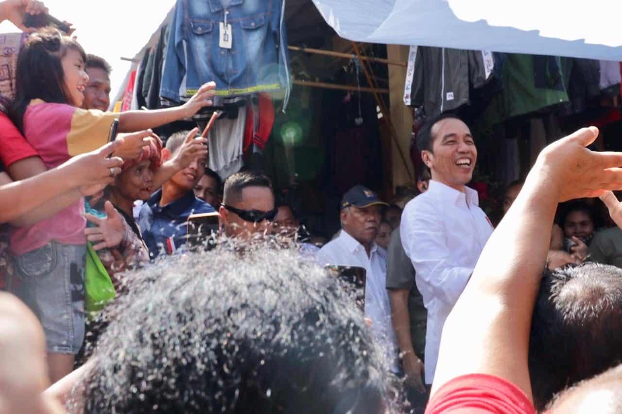 Menteri Koordinator Bidang Kemaritiman Luhut B. Pandjaitan Mendampingi Presiden Joko Widodo Kunjungan Ke Pasar Onan Baru (Pasar Baru) Menteri Koordinator Bidang Kemaritiman Luhut B. Pandjaitan Mendampingi Presiden Joko Widodo Kunjungan Ke Pasar Onan Baru (pasar Baru)