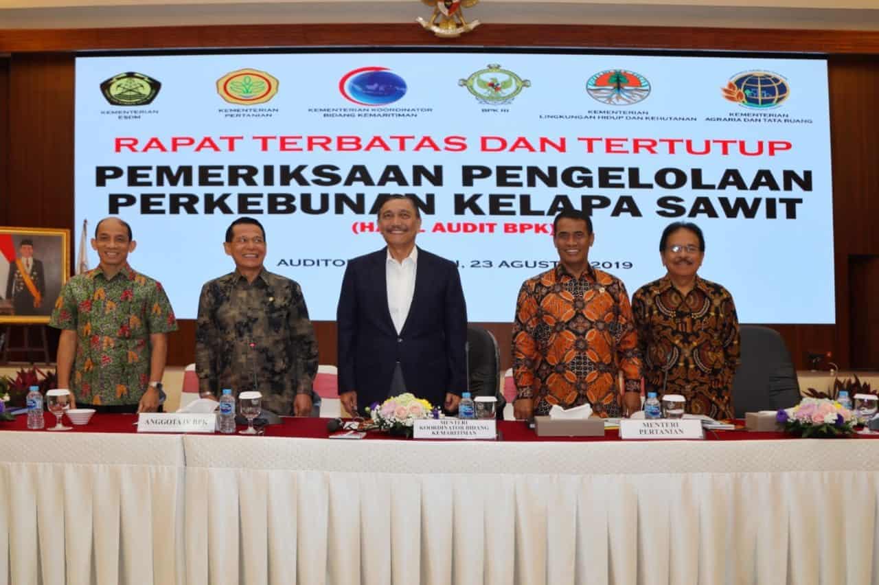 Menteri Koordinator Bidang Kemaritiman Luhut B. Pandjaitan memberikan pengarahan pada rapat terbatas dan tertutup terkait dengan hasil pemeriksaan tentang perkebunan Kelapa Sawit Menteri Koordinator Bidang Kemaritiman Luhut B. Pandjaitan memberikan pengarahan pada rapat terbatas dan tertutup terkait dengan hasil pemeriksaan tentang perkebunan Kelapa Sawit