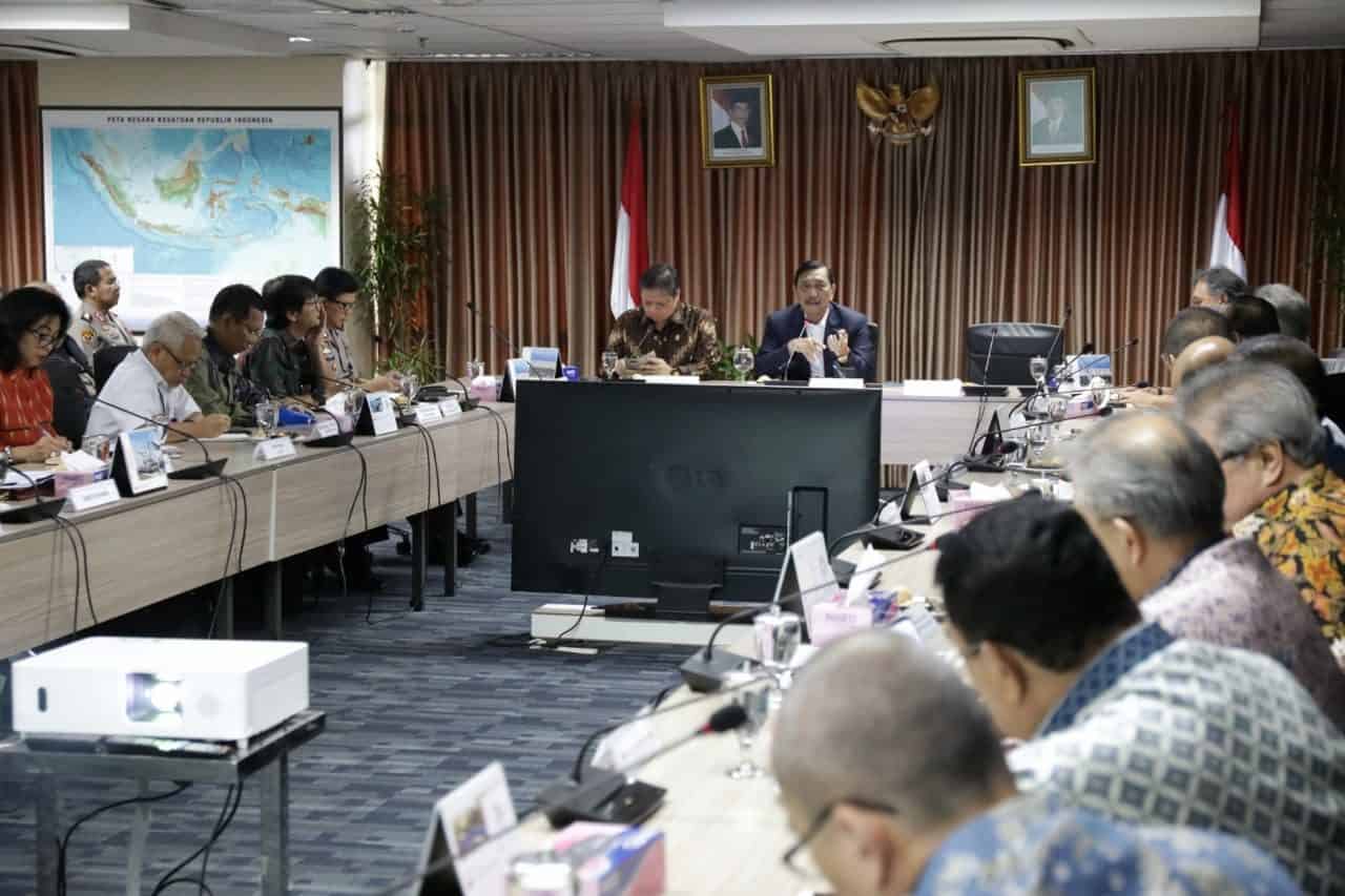 Menko Kemaritiman Luhut B. Pandjaitan pimpin rakor Pembangunan Kendaraan Bermotor Listrik Berbasis Baterai untuk Transportasi Jalan Menko Kemaritiman Luhut B. Pandjaitan pimpin rakor Pembangunan Kendaraan Bermotor Listrik Berbasis Baterai untuk Transportasi Jalan