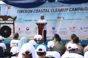 Aksi Bersih Pantai Cirebon digelar dalam rangkaian Peringatan Hari Jadi yang Pertama MTCRC