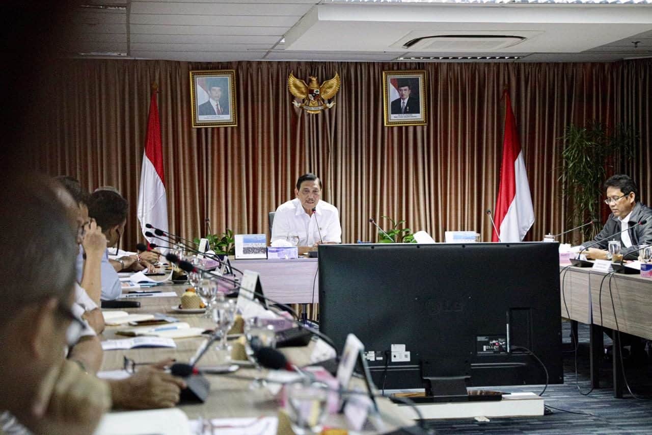 Menko Luhut Pimpin Rakor Pengendalian Keselamatan Navigasi terhadap Anjungan Migas Tidak Terpakai di Perairan Indonesia Menko Luhur Pimpin Rakor Pengendalian Keselamatan Navigasi terhadap Anjungan Migas Tidak Terpakai di Perairan Indonesia