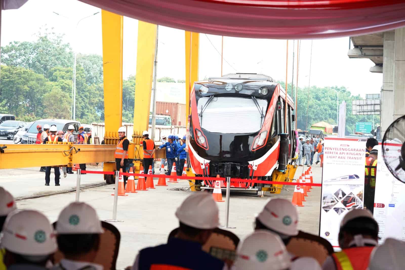 Menko Luhut: LRT Bentuk Kemajuan Anak Bangsa Proses Pengangkatan LRT Cibubur