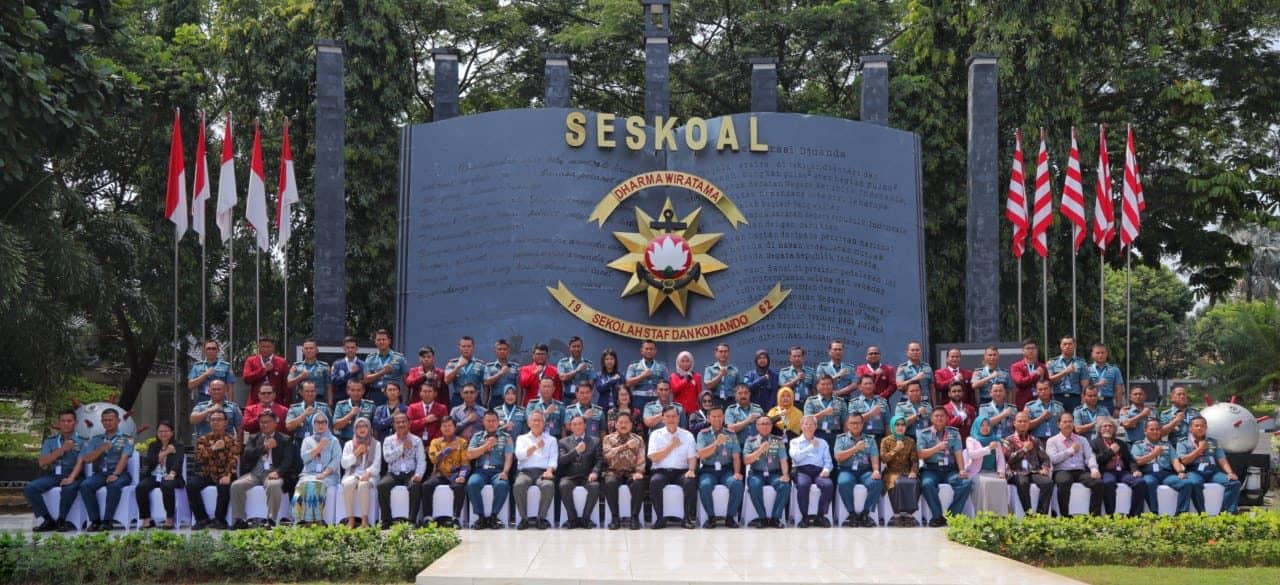 Menko Luhut B. Pandjaitan sebagai keynote speaker di semnas SESKOAL Poros Maritim Dunia Menko Luhut B. Pandjaitan sebagai keynote speaker di semnas SESKOAL