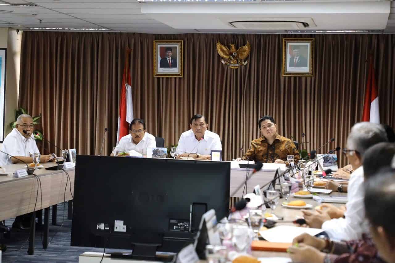 Menko Luhut Pimpin Rapat Update Progres Pembangunan LRT Jabodebek Menko Luhut Pimpin Rapat Update Progres Pembangunan LRT Jabodebek