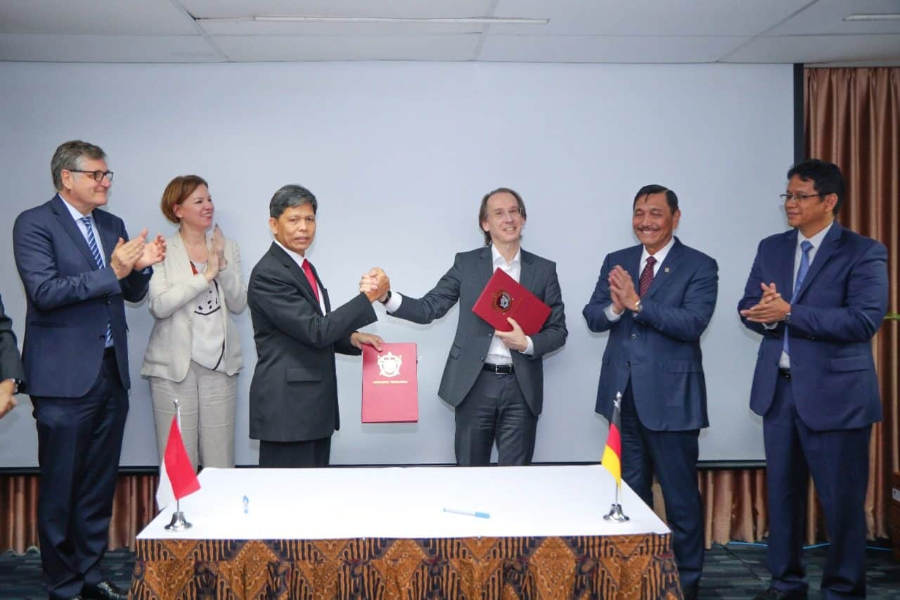Menko Kemaritiman & Investasi Luhut B. Pandjaitan Bilateral Maritime Forum (BMF) antara Pemerintah Republik Indonesia dan Pemerintah Republik Federal Jerman Menko Kemaritiman & Investasi Luhut B. Pandjaitan Bilateral Maritime Forum (BMF) antara Pemerintah Republik Indonesia dan Pemerintah Republik Federal Jerman
