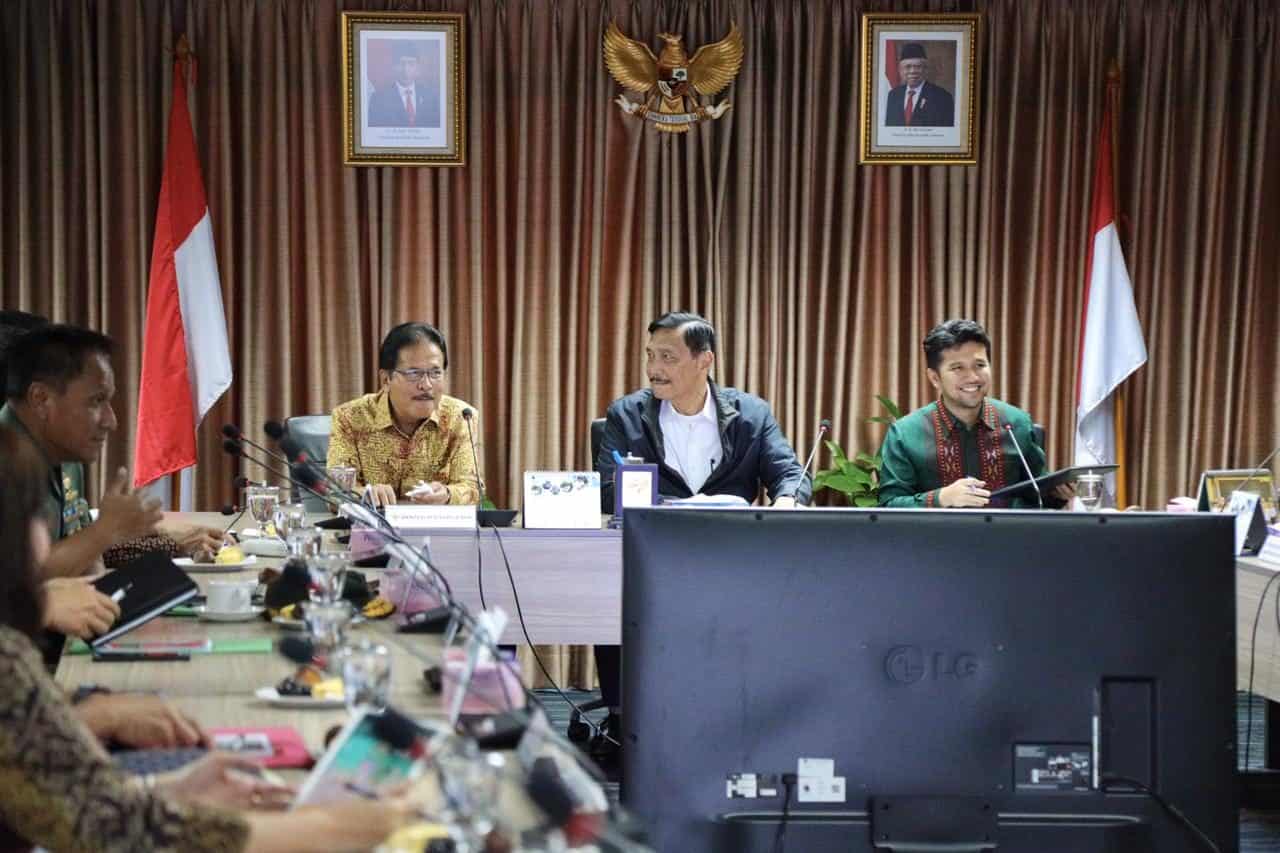 Menko Luhut B. Pandjaitan Pimpin Rakor Pembangunan Bandara Kediri Menko Luhut B. Pandjaitan Pimpin Rakor Pembangunan Bandara Kediri