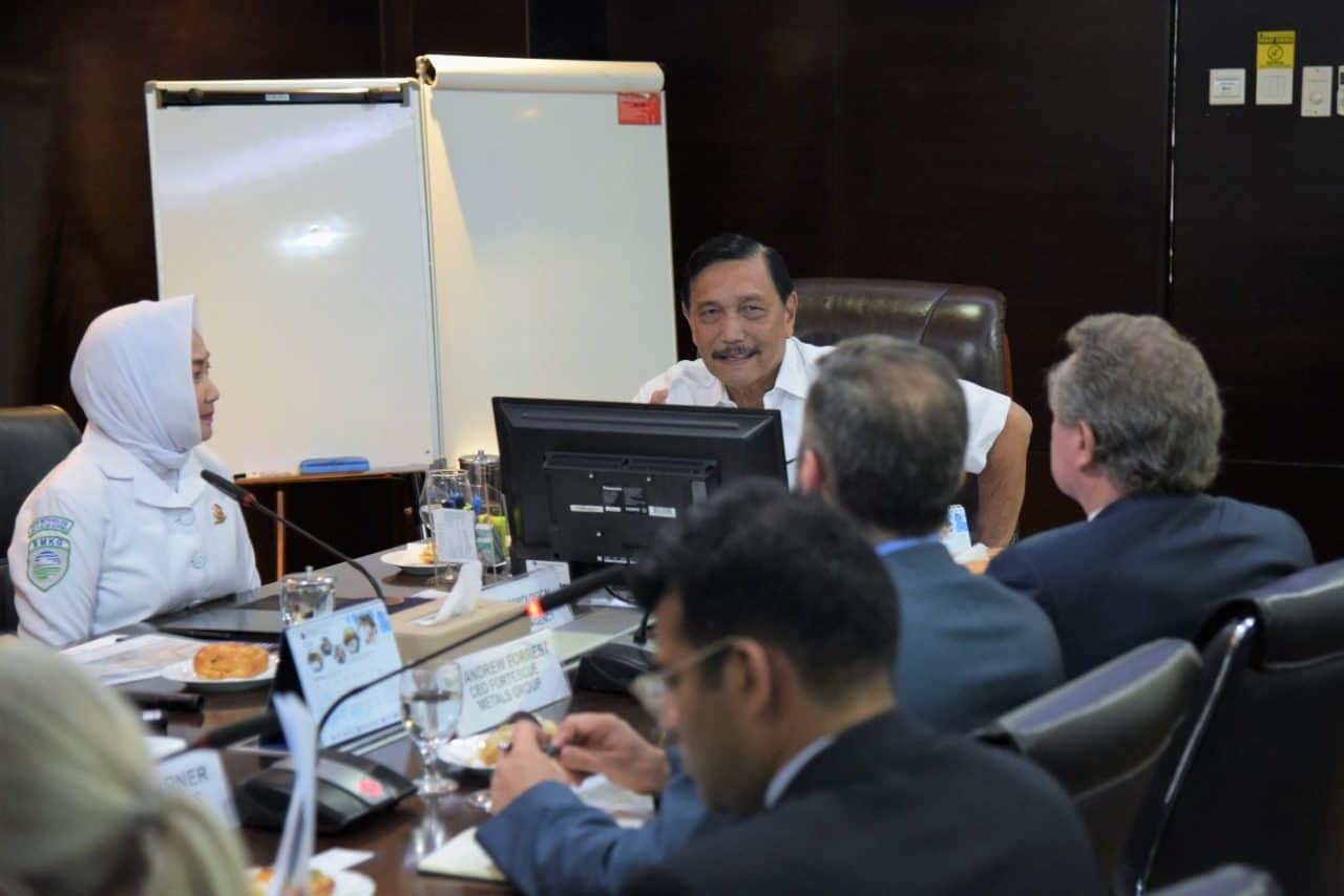 Menko Marves Pimpin Rapat terkait Penanganan Sampah Plastik dan Ketahanan atas Kebakaran Menko Bidang Kemaritiman dan Investasi, Luhut B. Pandjaitan, memimpin rapat bersama Andrew Forrest dan tim terkait penanganan sampah plastik dan ketahanan atas kebakaran di Kantor Maritim