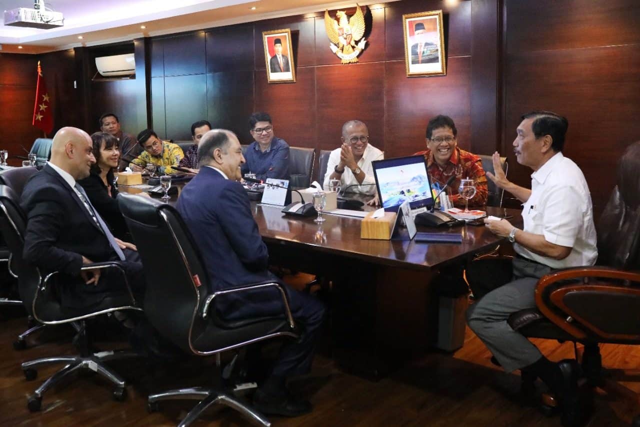 Menko Marves Pimpin Rapat Bersama CEO Air Products Menko Bidang Kemaritiman dan Investasi, Luhut B. Pandjaitan, memimpin rapat bersama CEO Air Products, Pak Seifi Ghasemi di Kantor Kemenko Marves.