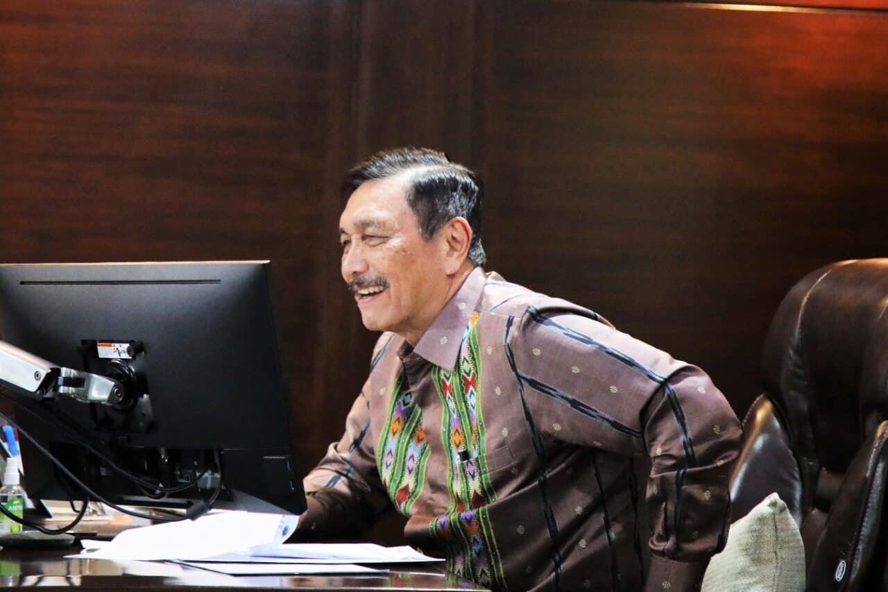Menko Luhut Melakukan Vidcon Terkait Koordinasi Tindak Lanjut Percepatan Program Kendaraan Bermotor Listrik Menko Luhut Melakukan Vidcon Terkait Koordinasi Tindak Lanjut Percepatan Program Kendaraan Bermotor Listrik