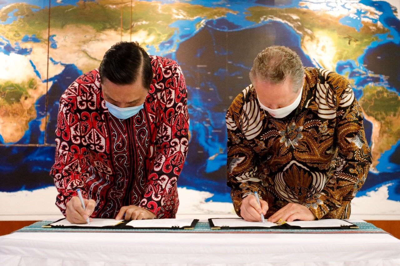 Menko Luhut Menandatangani Deed Of Agreement Antara Indonesia Dengan Austrilia Dan Menandatangani Letter Of Intent Menko Luhut Menandatangani Deed Of Agreement Antara Indonesia Dengan Austrilia Dan Menandatangani Letter Of Intent