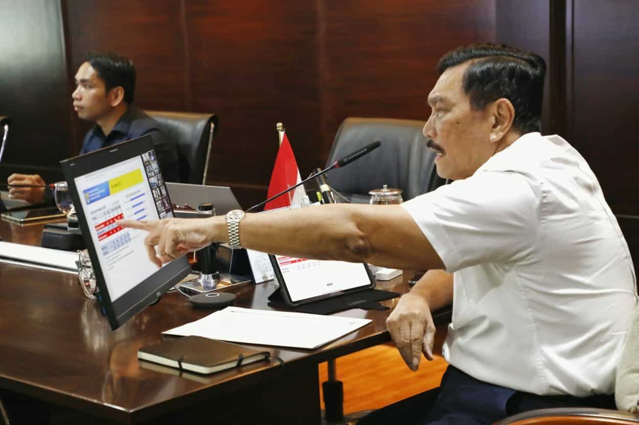 Menko Marves Luhut Melakukan Vidcon Terkait Rakor Lanjutan Penanganan Covid-19 Di 8 Provinsi Menko Marves Luhut Melakukan Vidcon Terkait Rakor Lanjutan Penanganan Covid-19 Di 8 Provinsi