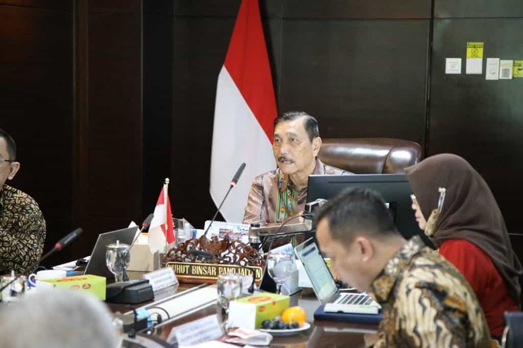 Menko Luhut Pimpin Rapat Internal Kemenko Marves Menko Luhut Pimpin Rapat Internal Kemenko Marves