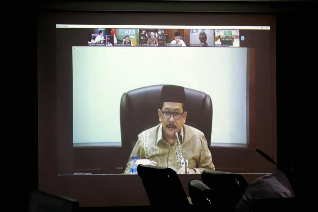Menko Marves Luhut Melakukan Vidcon Rakor Penanganan Covid-19 Di Pesantren Menko Marves Luhut Melakukan Vidcon Rakor Penanganan Covid-19 Di Pesantren