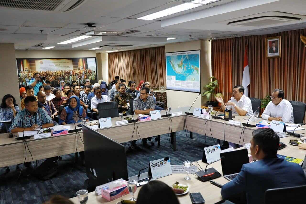 Menko Luhut Pimpin Rapat Percepatan Pembangunan HST Jakarta-Bandung