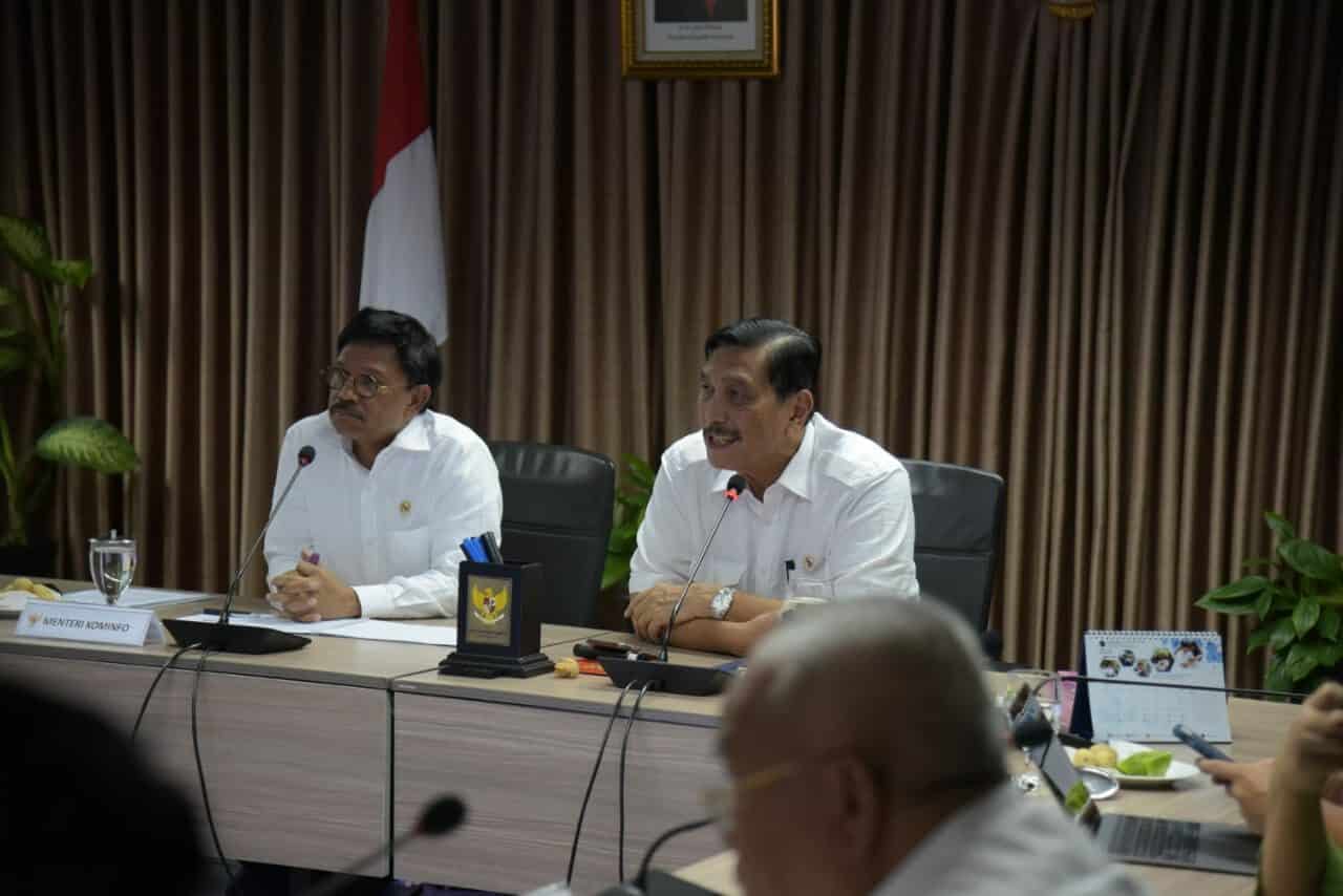 Menko Luhut Pimpin Rakor Percepatan Pembangunan HST