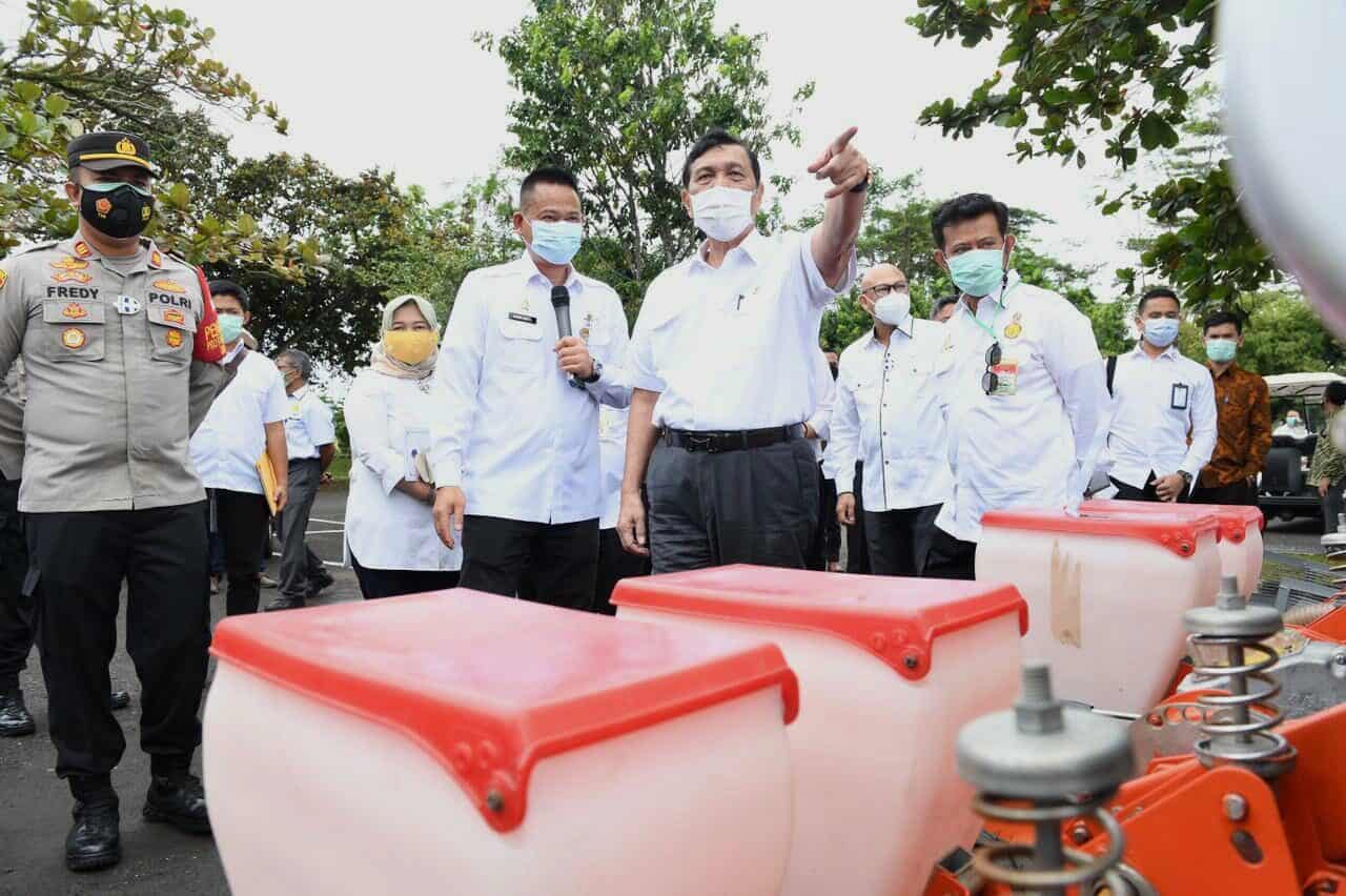 Kembangkan Alat dan Mesin Pertanian, Menko Luhut: “Gunakan Produksi Dalam Negeri!" Kembangkan Alat dan Mesin Pertanian, Menko Luhut: “Gunakan Produksi Dalam Negeri!