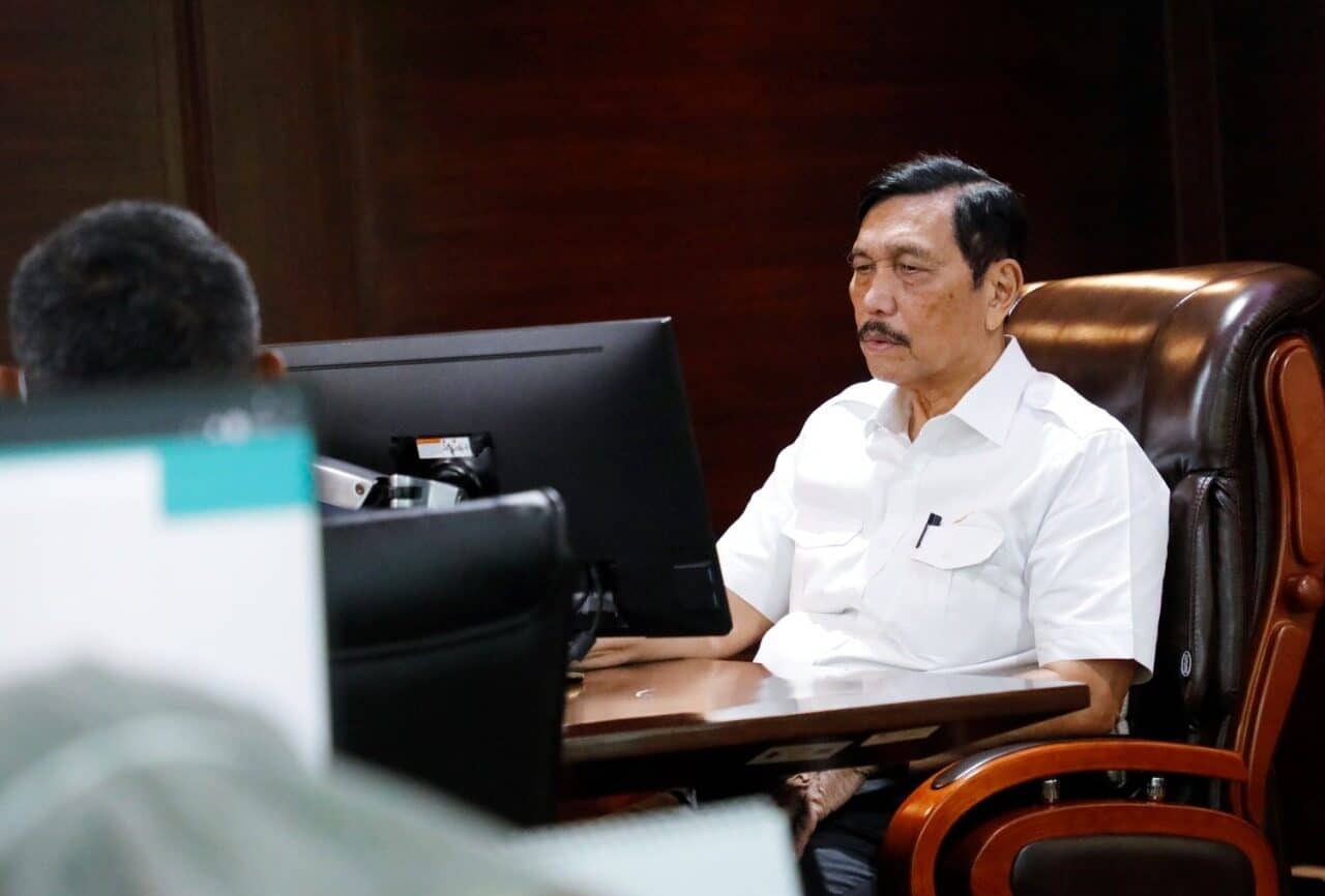 Menko Luhut Hadiri Video Conference Acara Peluncuran Gerakan Nasional Wakaf Uang dan Peresmian Brand Ekonomi Syariah oleh Presiden RI Menko Luhut Hadiri Video Conference Acara Peluncuran Gerakan Nasional Wakaf Uang dan Peresmian Brand Ekonomi Syariah oleh Presiden RI