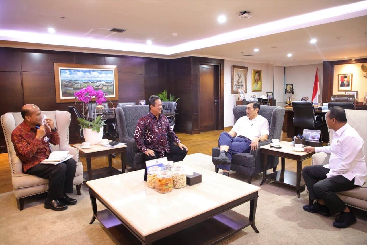 Menko Luhut Pimpin Meeting dengan Menteri Kelautan dan Perikanan dan Kepala BKPM Menko Luhut Pimpin Meeting dengan Menteri Kelautan dan Perikanan dan Kepala BKPM