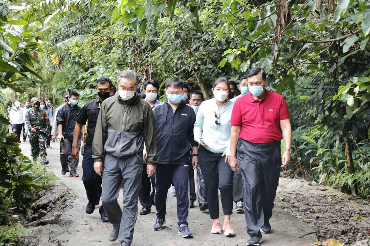 Menko Luhut Hiking dengan Menlu Cina di Desa Sigapiton, Sumatera Utara Menko Luhut Hiking dengan Menlu Cina di Desa Sigapiton, Sumatera Utara (Copy)