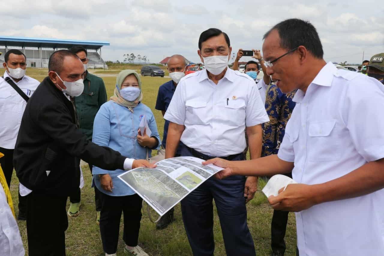Menko Luhut Melakukan Kunjungan Kerja dan Sekaligus Panen Perdana Tanaman Kentang di Kawasan Lumbung Pangan atau Food Estate di Desa Ria-Ria, Kabupaten Humbang Hasundutan, Provinsi Sumatera Utara Menko Luhut melakukan kunjungan kerja dan sekaligus panen perdana tanaman kentang di kawasan lumbung pangan atau food estate di Desa Ria-Ria, Kabupaten Humbang Hasundutan, Provinsi Sumatera Utara