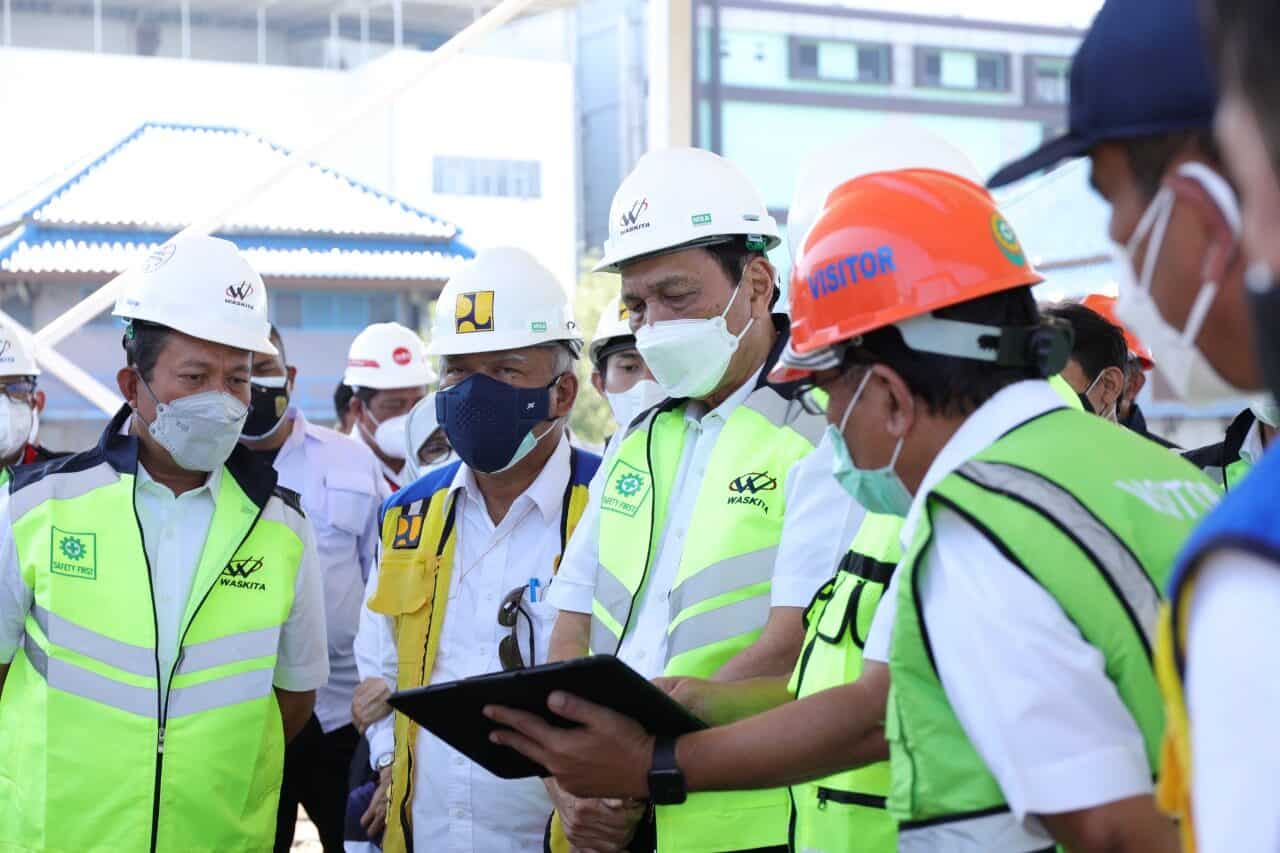 Menko Luhut Melakukan Kunjungan Kerja Ke Tanggul Pengamanan Pantai di Jakarta Utara WhatsApp Image 2021 10 04 at 09.41.16 1