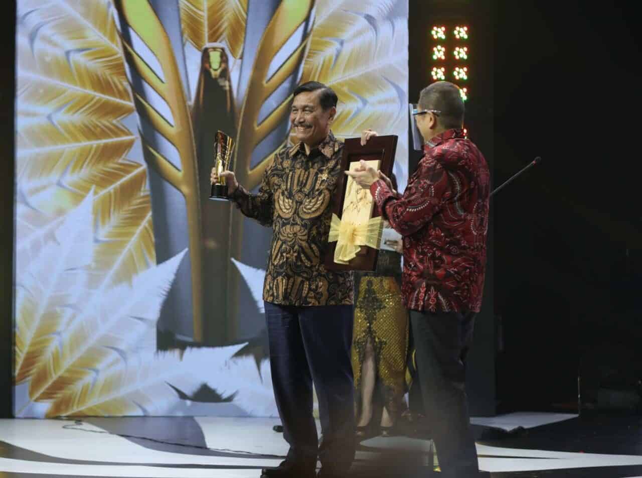 Menko Luhut menghadiri sekaligus menerima penghargaan dalam acara Indonesia Awards 2021 iNewsTV di Gedung MNC Tower, Jakarta WhatsApp Image 2021 11 30 at 8.51.11 AM