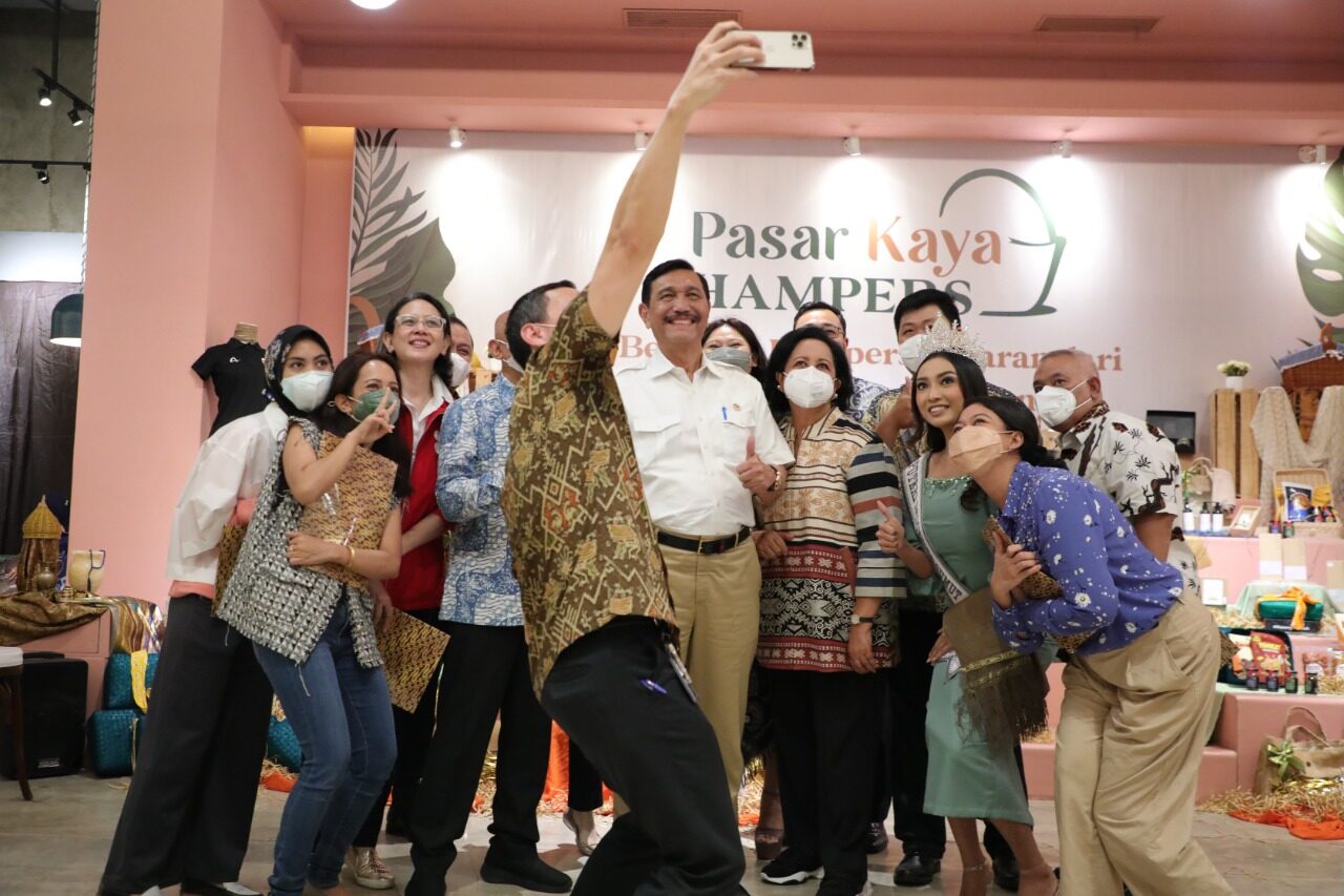 Tingkatkan Gerakan BBI dan UMKM, Menko Luhut Resmikan Bazar Ramadan 2022 WhatsApp Image 2022 04 08 at 10.41.34 AM