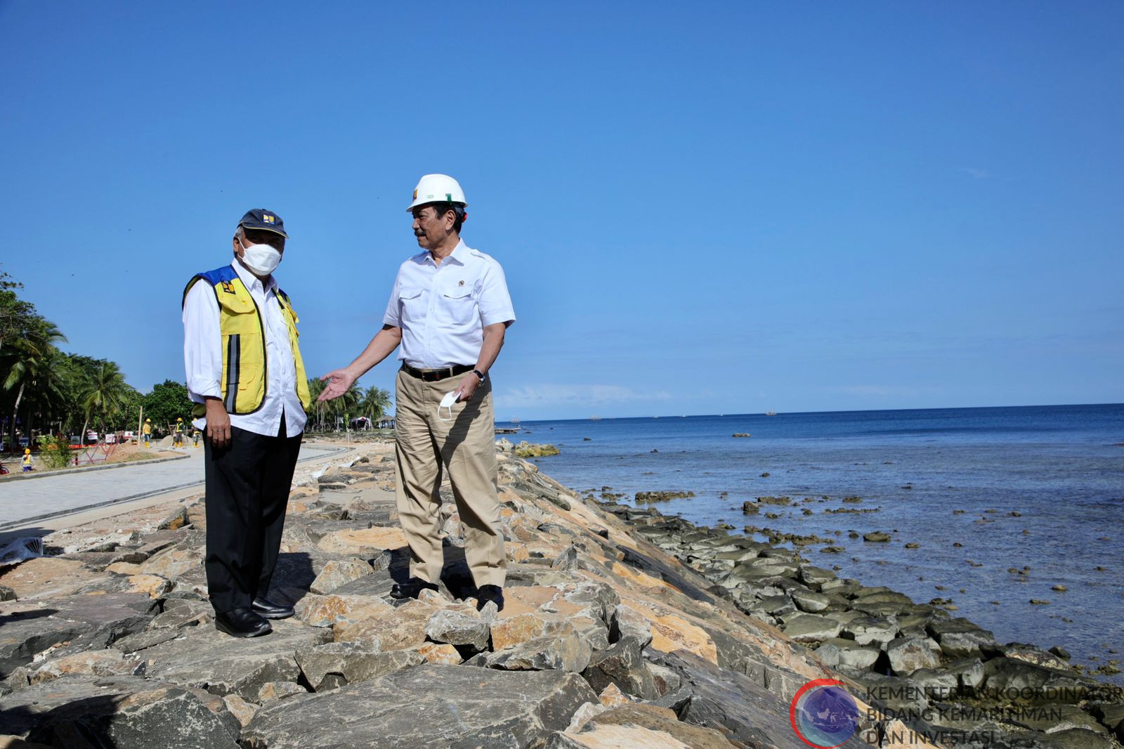 Menko Luhut Kunjungi Pembangunan Pengamanan Pantai Marina Tanjung Lesung