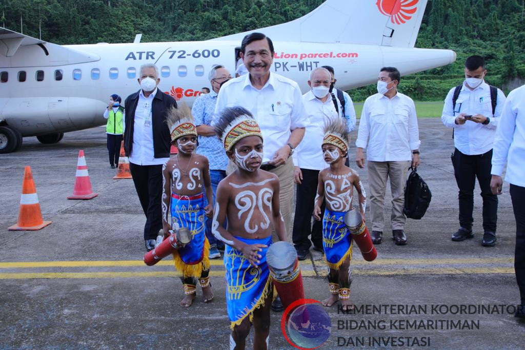 Menko luhut di Raja Ampat, Papua Barat yaitu melakukan kunjungan kerja ke Bandara Marinda, Pelabuhan Waisai, dan Pantai Waisai Torang Cinta.