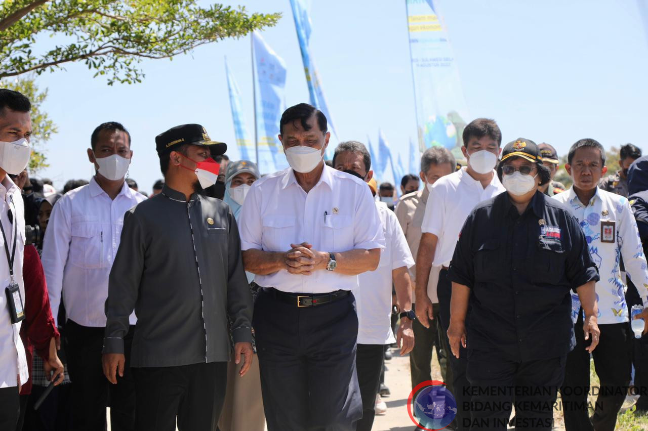 Menko Luhut menghadiri acara program penanaman mangrove “tanam mangrove, bangun ekonomi pesisir” di Makassar