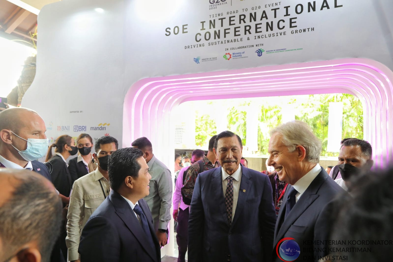 Menko Luhut mengunjungi Expo BUMN dalam acara SOE International Conference