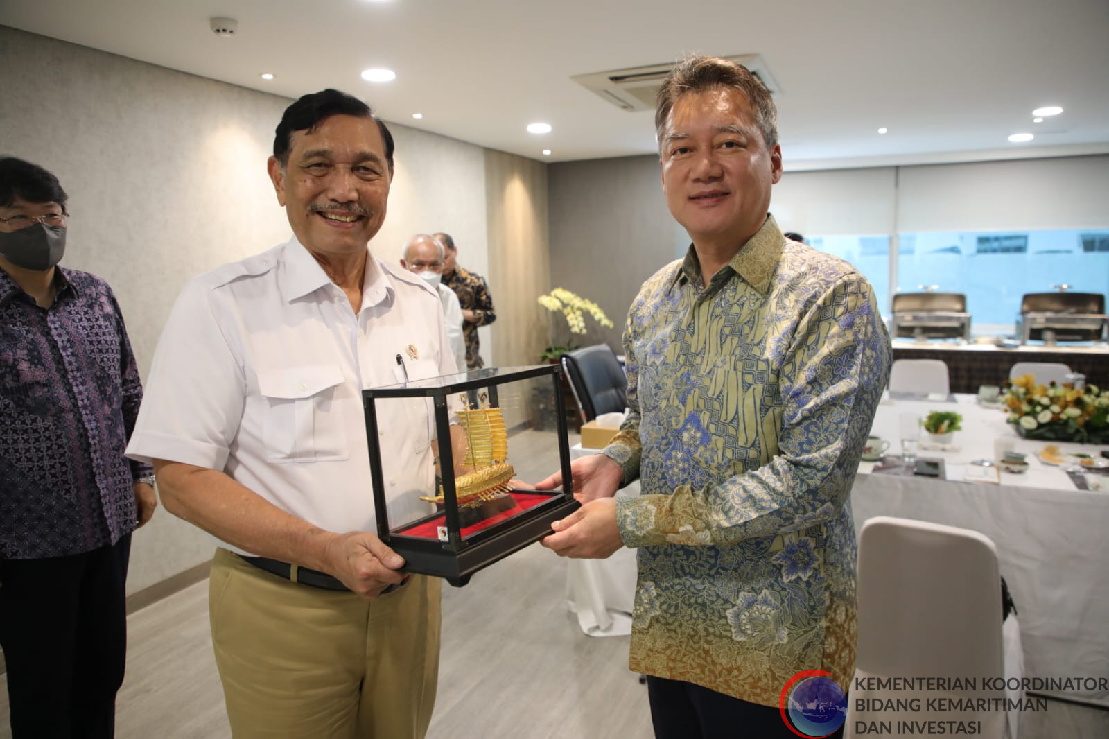 Menko Luhut menyaksikan Penandatanganan MoU proyek HVO antara LX International dengan Chandra Asri