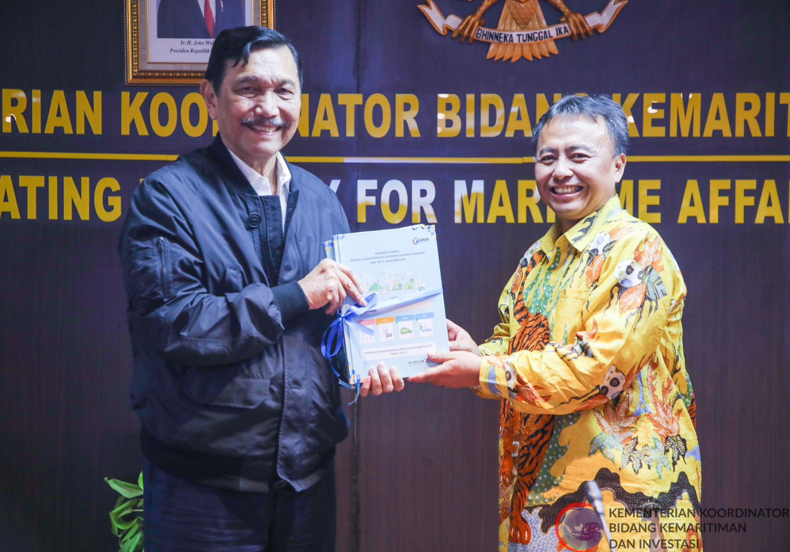 Menko menerima penyerahan Policy Brief Peserta Pelatihan Kepemimpinan Nasional Tk. I Angkatan LV (Dari Lembaga Administrasi Negara RI) di Kantor Maritim