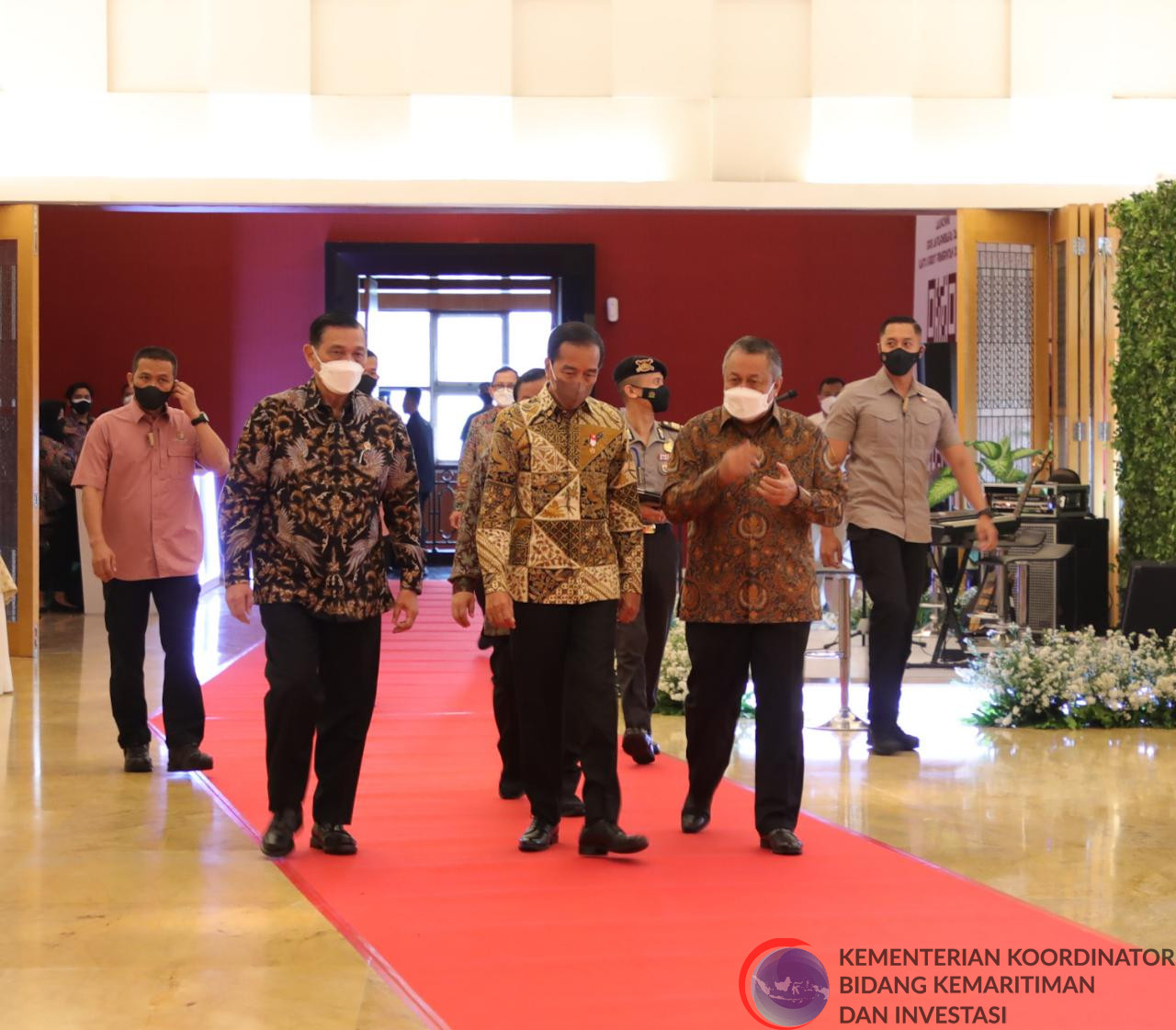 Menko Mendampingi Presiden Acara Peluncuran Kartu Kredit Pemerintah (KKP) Domestik dan Quick Response Code Indonesia Standart (QRIS) Antarnegara di Function Room, Gedung Thamrin, Bank Indonesia