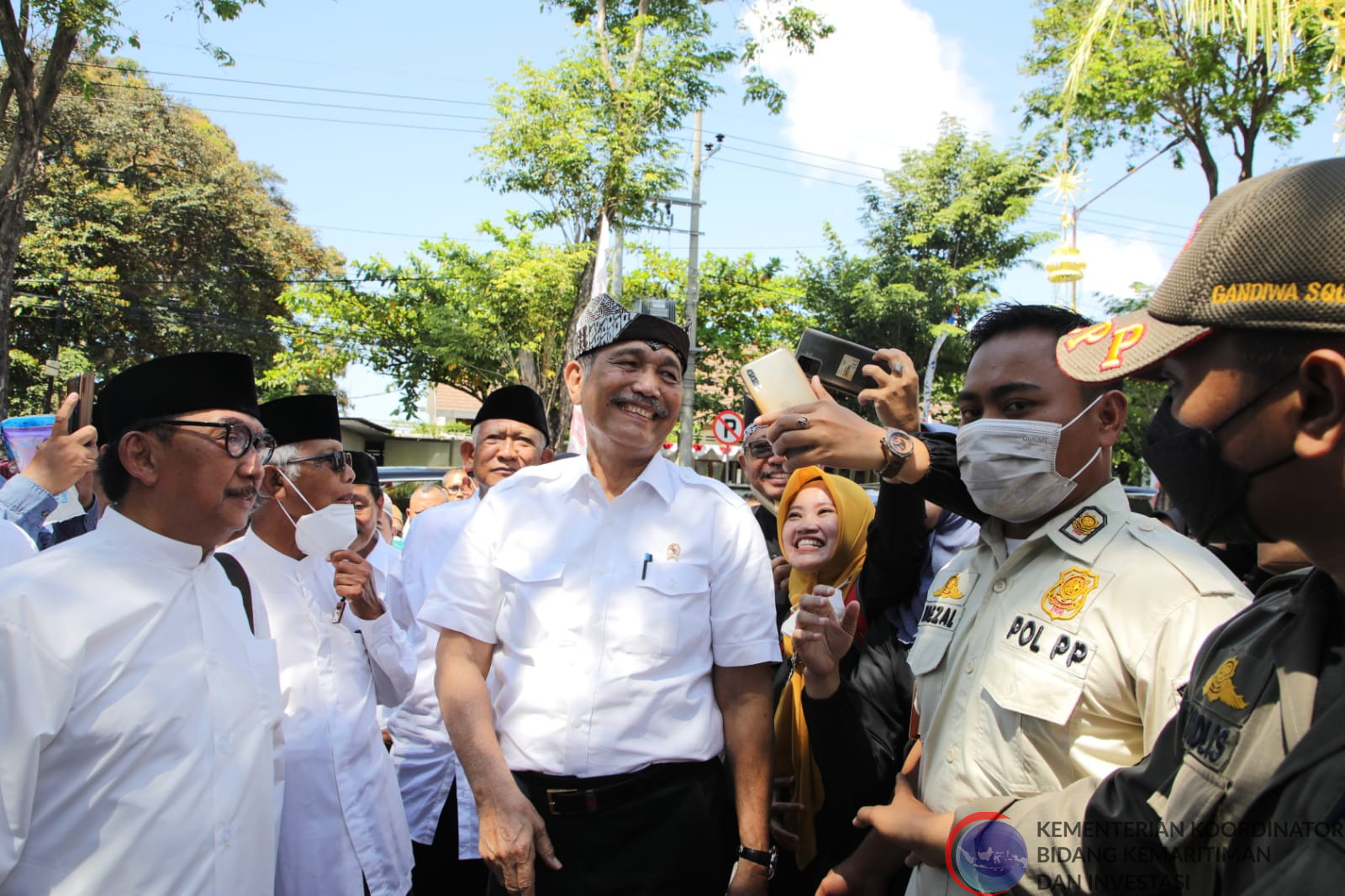 Menko Marves Meninjau Expo UMKM Pesantren  di Banyuwangi