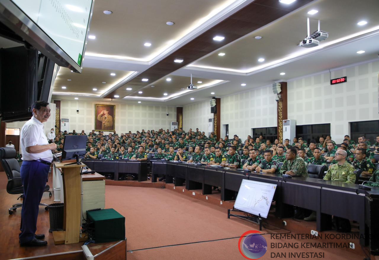 Menko Memberikan Ceramah Pembekalan kepada Perwira Siswa Dikreg LXII Seskoad TA 2022 di Gd. Jenderal Gatot Subroto Seskoad, Bandung