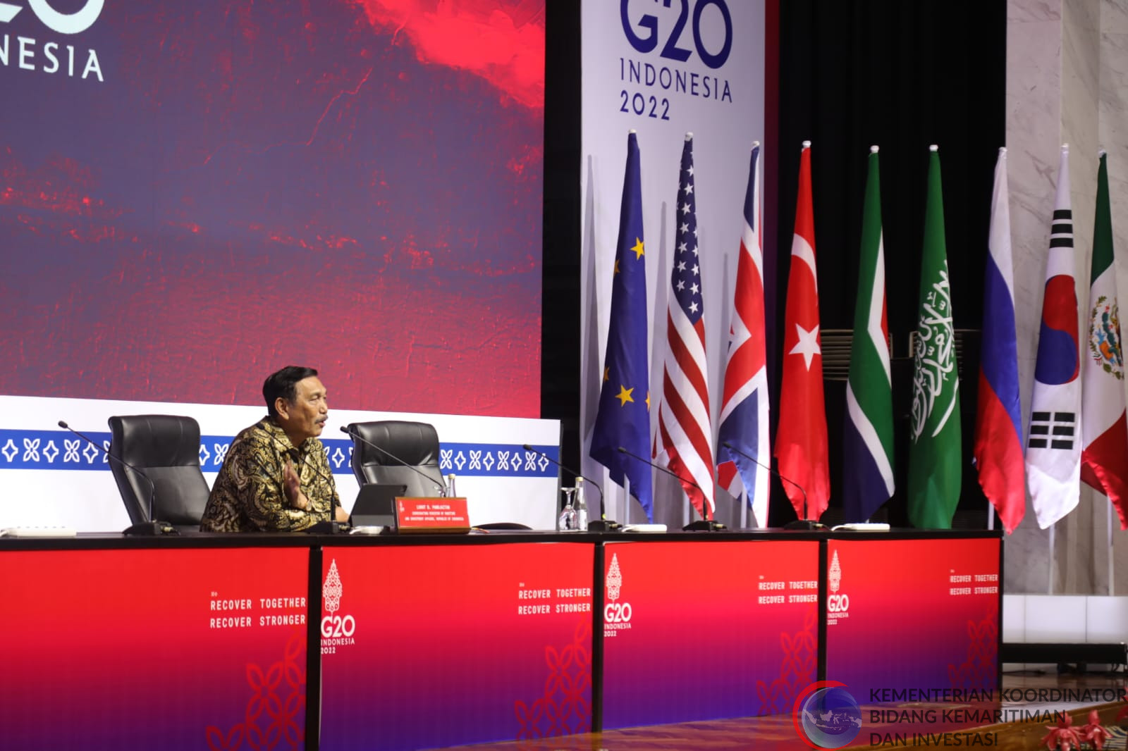 Menko Marves melaksanakan Press Con di Media Center terkait KTT G20 Indonesia