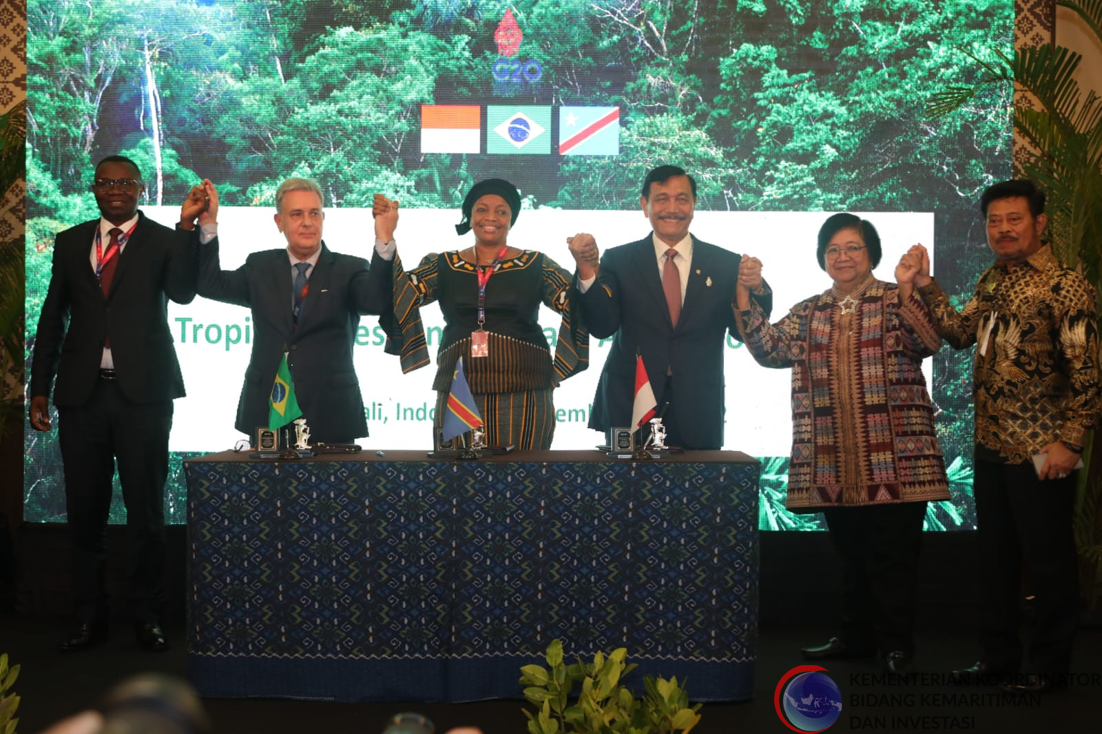 Penandatanganan Dokumen GBFA, Tropical Forest Partnership (Indonesia - Brazil - Congo), Partnering for Accelerated Climate Transition (UK - PACT), MoU dengan NDRC, River Waste Cleanup  tempat di Mengwi Room, BNDCC II